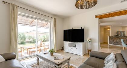 Villa 'Margot' with Private Terrace, Wi-Fi and Air Conditioning
