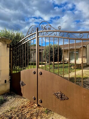 Property grounds - Villa 'Margot' with Private Terrace, Wi-Fi and Air Conditioning (Goudargues)