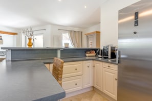 Coffee/tea maker, fridge, microwave, oven - Villa 'Margot' with Private Terrace, Wi-Fi and Air Conditioning (Goudargues)