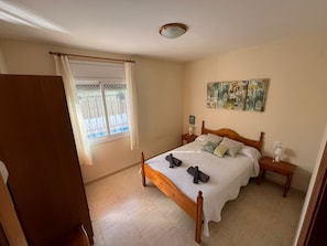 3 bedrooms, iron/ironing board, Internet, bed sheets