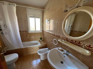Towels, toilet paper - Villa Esther (Les Tres Cales)