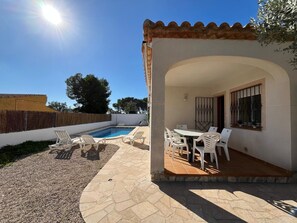 Outdoor dining - Villa Esther (Les Tres Cales)