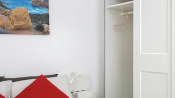 Cobertura, 2 quartos, cozinha, vista para a praia | Cortinas blackout, ferros/tábuas de passar roupa, Wi-Fi de cortesia