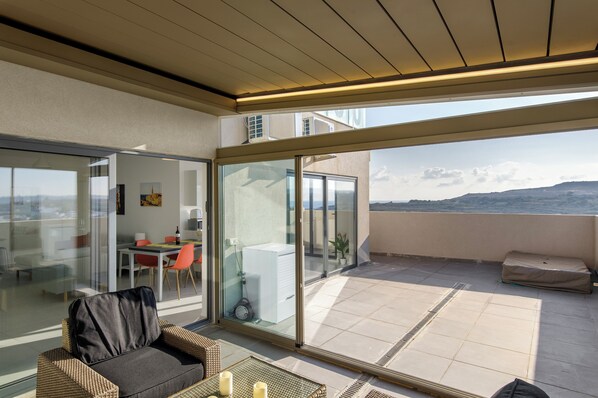 Ático, 2 habitaciones, cocina, vistas a la playa | Terraza o patio