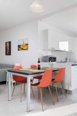 Ático, 2 habitaciones, cocina, vistas a la playa | Comedor