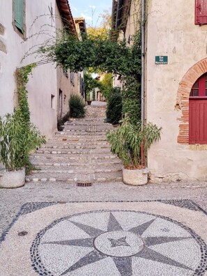 المنطقة المحيطة بالمنشأة