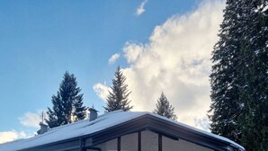 En byggnad med en balkong och en trappa som leder till entrén.