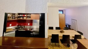 Ett modernt kök med en inbyggd spis och en matplats med ett träbord och stolar.