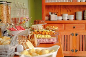 Free daily buffet breakfast - VELINN Pousada Kyrios Maresias (São Sebastião)