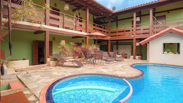 Piscine extérieure, parasols de plage, chaises longues