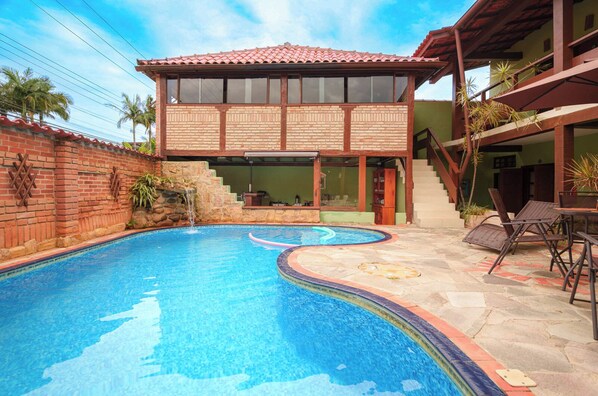 Outdoor pool, pool umbrellas, pool loungers - VELINN Pousada Kyrios Maresias (São Sebastião)