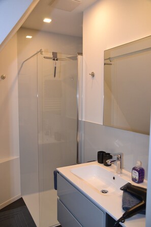 Doccia, asciugacapelli, asciugamani