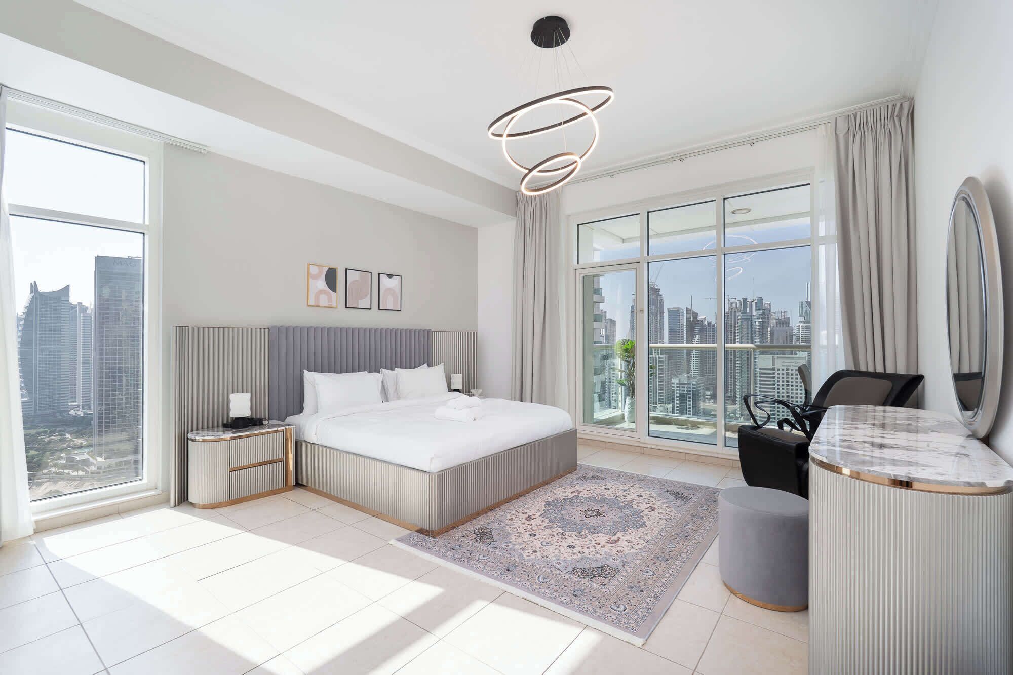 Tabla de planchar con plancha, wifi y ropa de cama 