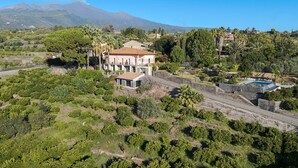 A large estate with a main building, a swimming pool, and a view of a mountain. - Villa with pool and breathtaking view - DiCasaInSicilia (Santa Venerina)