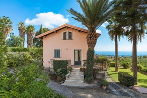 Exterior - Villa with pool and breathtaking view - DiCasaInSicilia (Santa Venerina)
