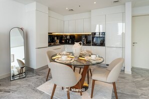 Luxury-Apartment, Seeblick | Eigene Kochnische