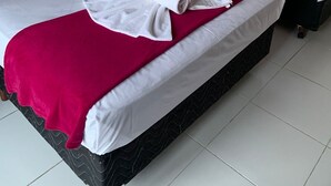 A hotel room with two beds, each with white bedding and red blankets. - Pousada Rota do Parque (Penha)