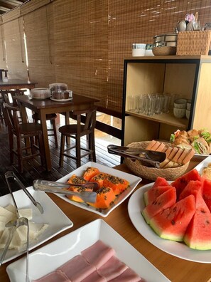 Free daily buffet breakfast - Pousada Rota do Parque (Penha)