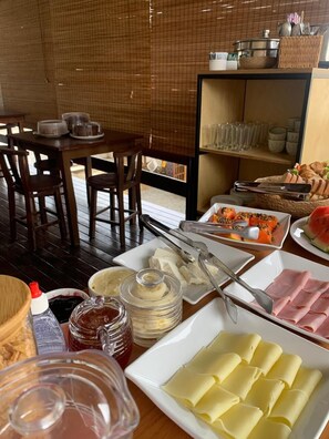 매일 뷔페 무료 아침 식사 포함