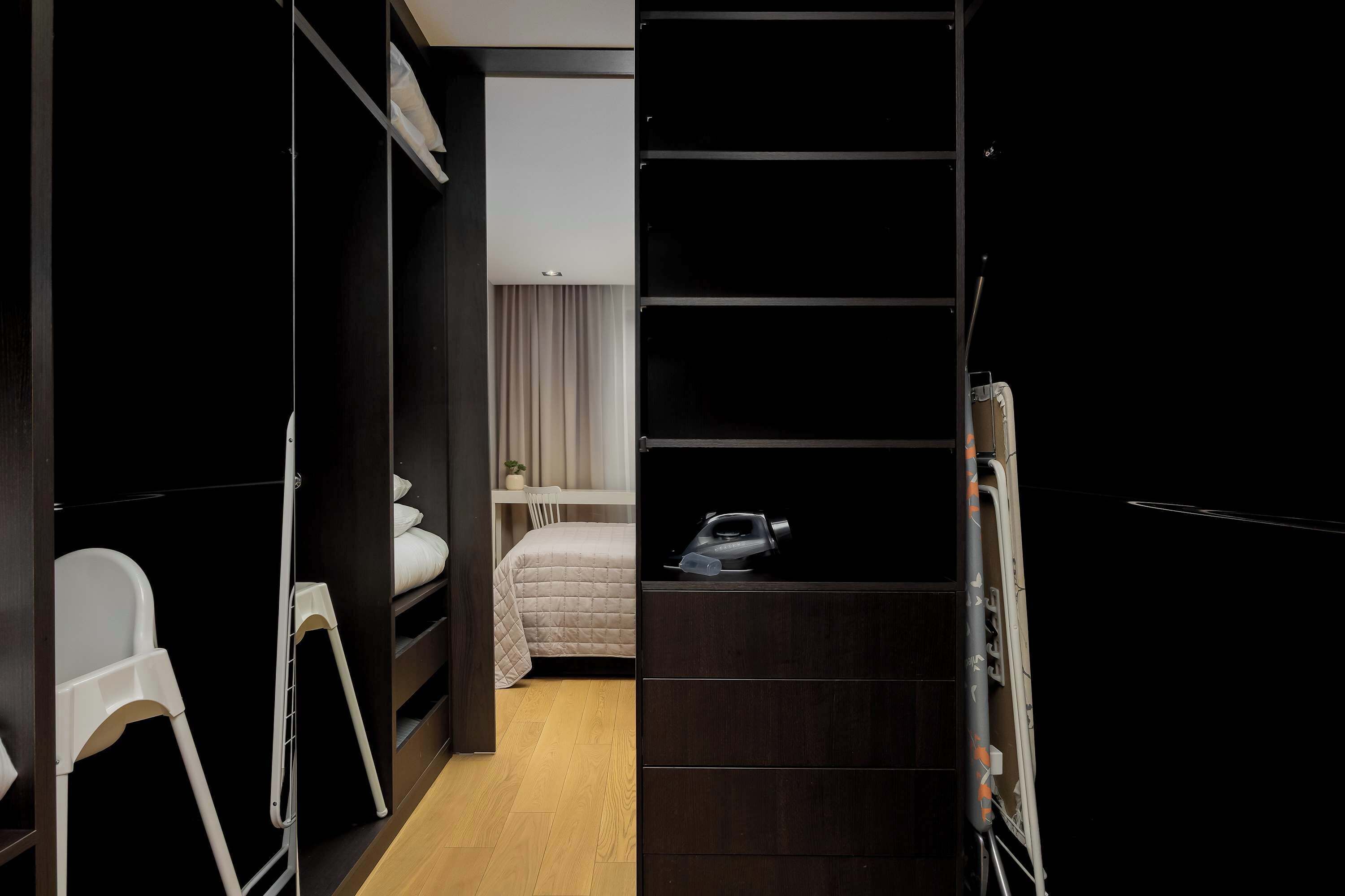 Bureau, fer et planche à repasser, lit parapluie, Wi-Fi