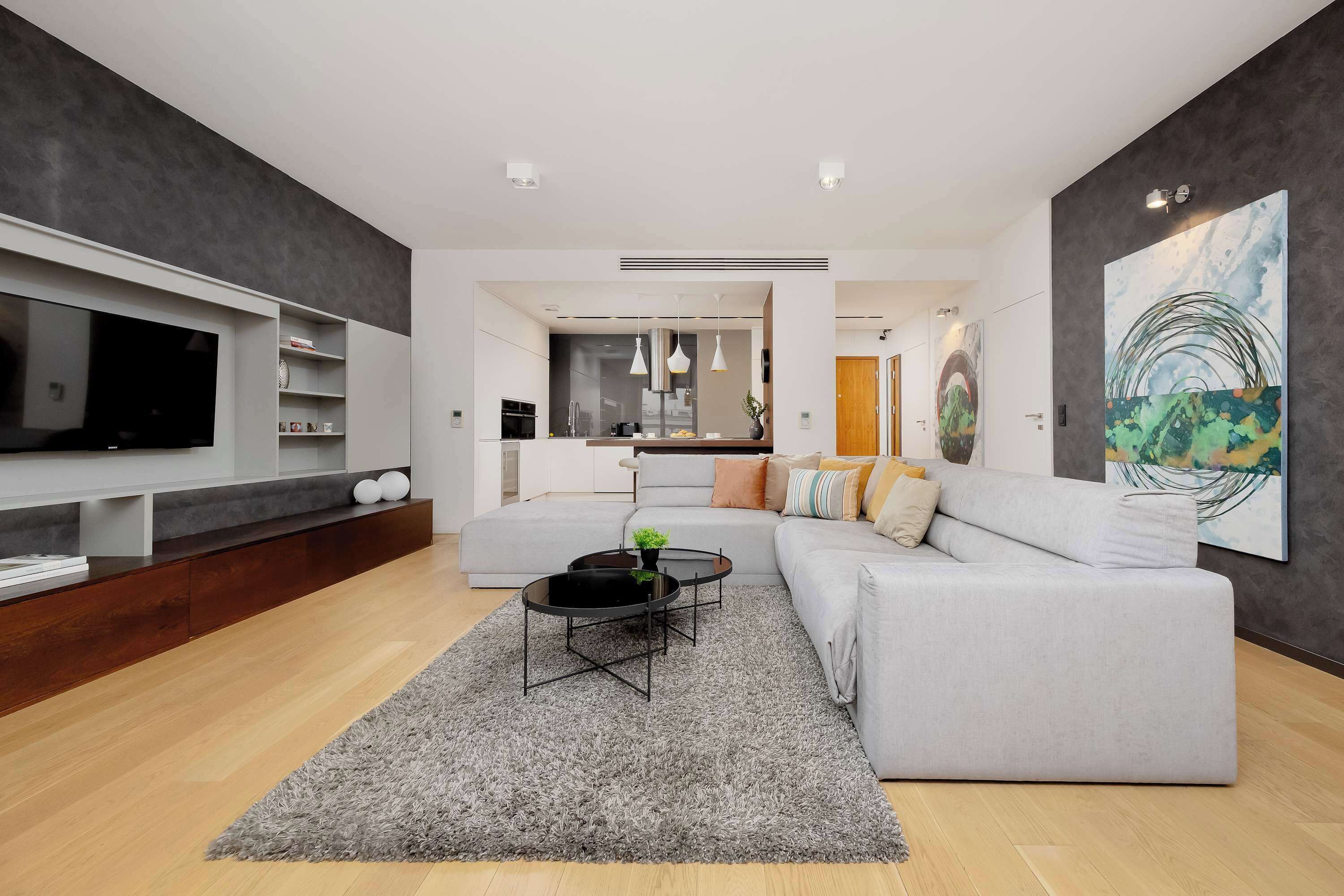 Una televisión, una oficina