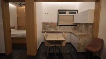 Bangalô, 2 quartos, sacada, vista para o jardim | Escrivaninha, espaço de trabalho para notebook, Wi-Fi de cortesia