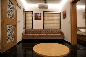 Bungalow, 2 chambres, balcon, vue sur le jardin | Bureau, espace de travail pour ordinateurs portables