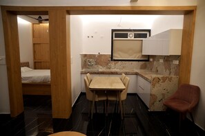 Bungalow, 2 chambres, balcon, vue sur le jardin | Bureau, espace de travail pour ordinateurs portables