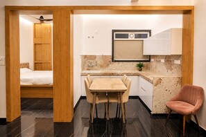 Villa romántica, balcón, vistas al jardín | Escritorio, espacio para trabajar con un portátil, wifi gratis