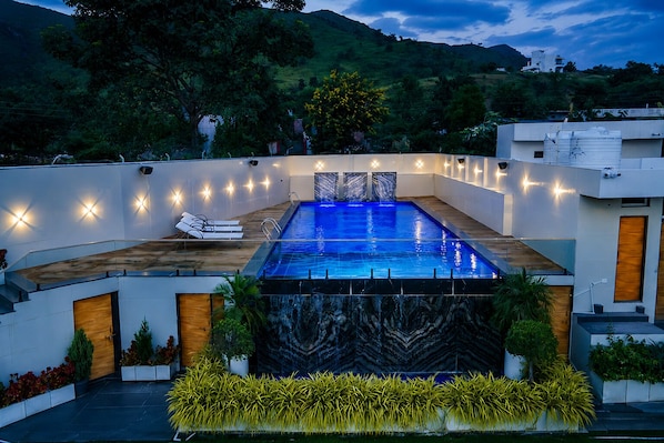 11 outdoor pools
