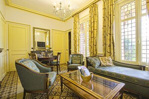 Appartement Standard, vue jardin | Coin séjour | Télévision à écran plat