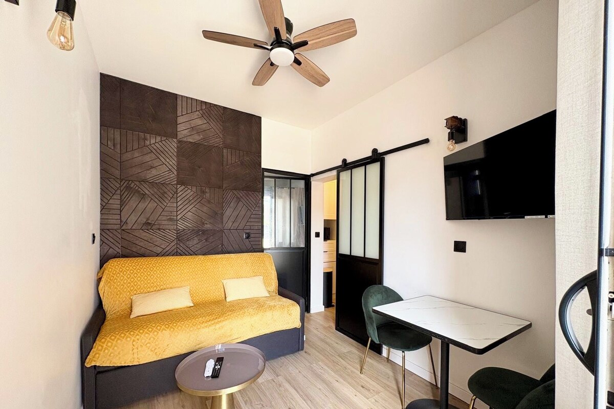 Double Room, Courtyard View | Living area | 43-inch flat-screen TV with cable channels