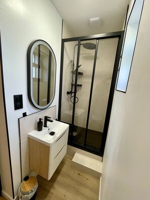 Doppelzimmer, Gartenblick | Badezimmer