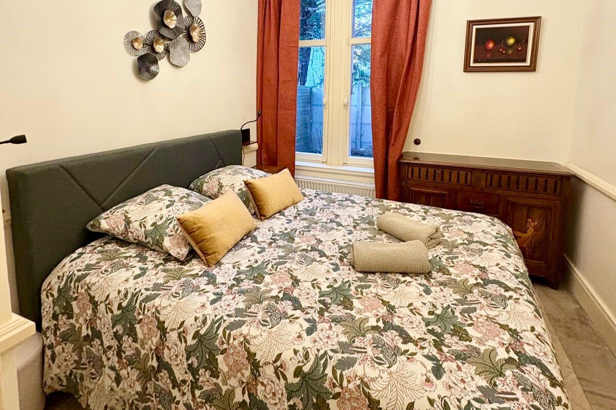 Apartemen Standar, pemandangan kebun | Seprai premium, busa memori, brankas, dan ruang kerja ramah laptop