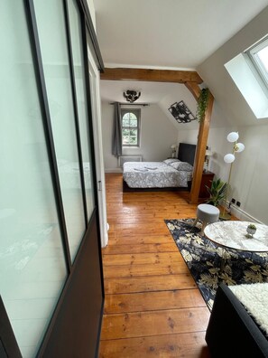 Maisonnette, uitzicht op tuin | Een kluis op de kamer, geluiddichte muren, een strijkplank/strijkijzer