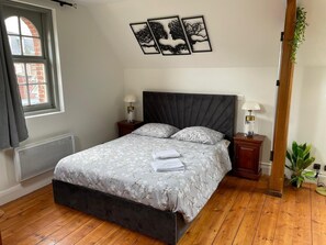 Dúplex, vistas al jardín | Caja fuerte, sistema de insonorización, tabla de planchar con plancha