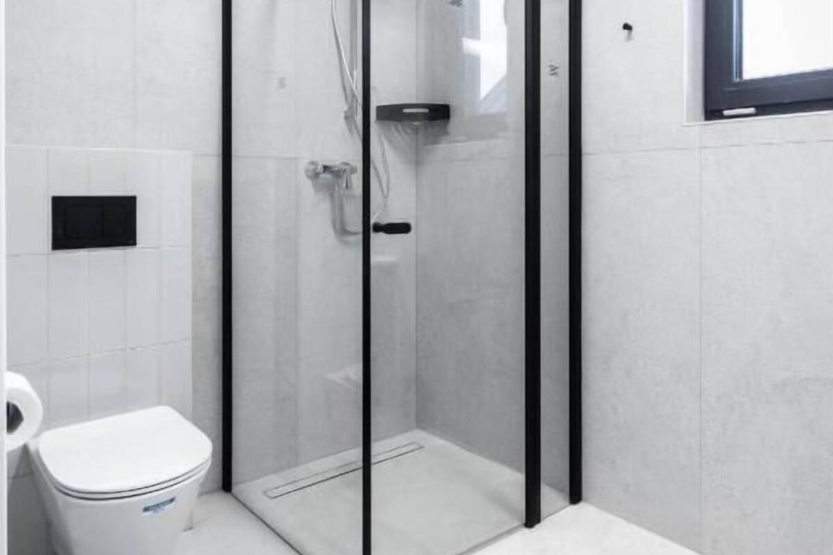 Baño | Secador de pelo, toallas, jabón y papel higiénico