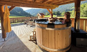 Outdoor spa tub - Chalet Hühnerstall am Soderhof - peace and quiet and private SPA in the Salzburg mountains (Unken)