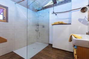 Shower, hair dryer, towels, soap - Chalet Hühnerstall am Soderhof - peace and quiet and private SPA in the Salzburg mountains (Unken)