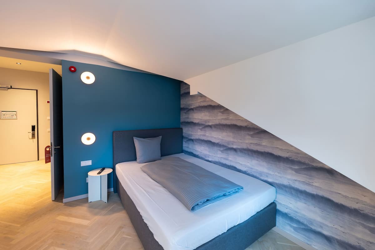 Standaard eenpersoonskamer, uitzicht op stad | Een bureau, gratis wifi, beddengoed