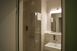 Shower, hair dryer, towels, soap - qnorke Hotel (Berlin)
