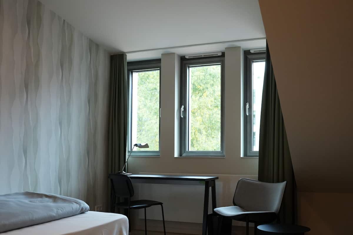 Quarto casal econômico, vista para a cidade | Escrivaninha, Wi-Fi de cortesia, roupa de cama