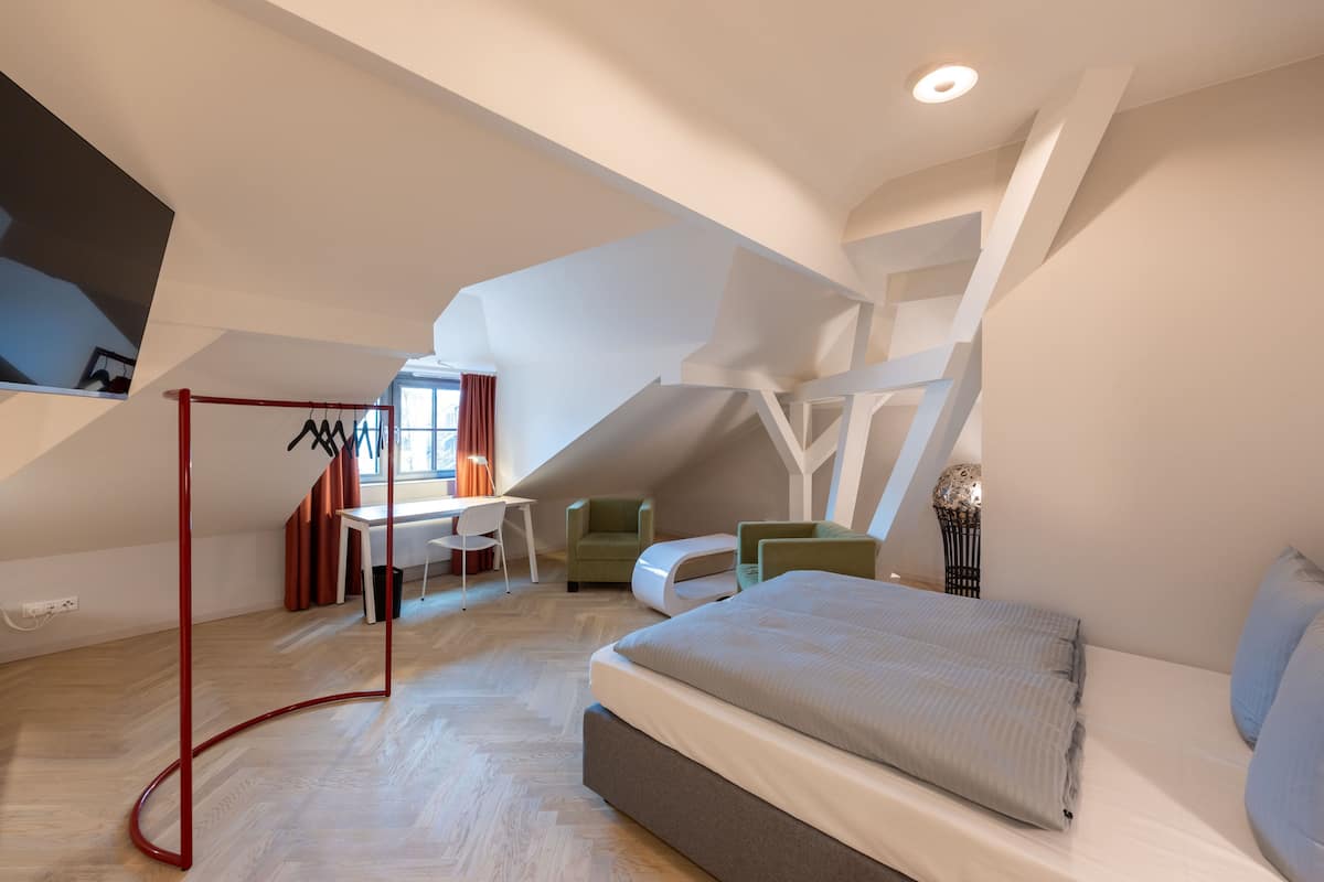 Familie vierpersoonskamer, uitzicht op stad | Een bureau, gratis wifi, beddengoed