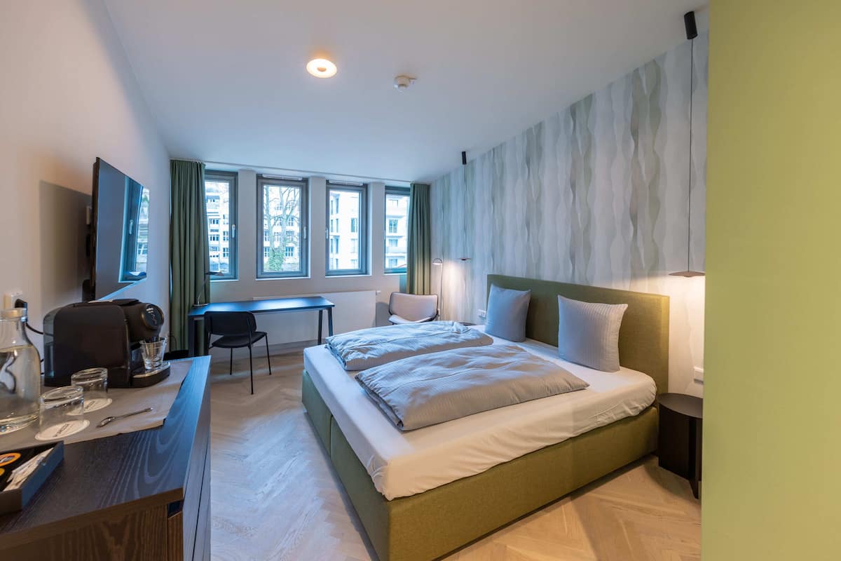 Comfort tweepersoonskamer, uitzicht op stad | Een bureau, gratis wifi, beddengoed