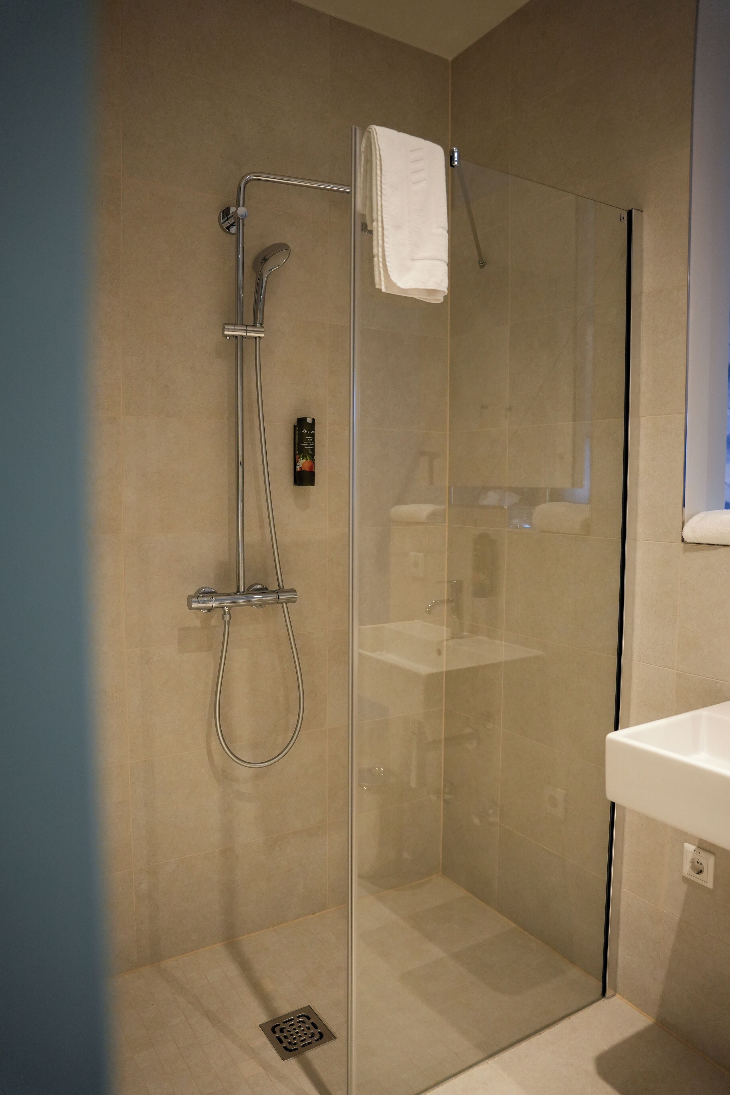 Suihku, hiustenkuivaaja, pyyhkeet, saippua