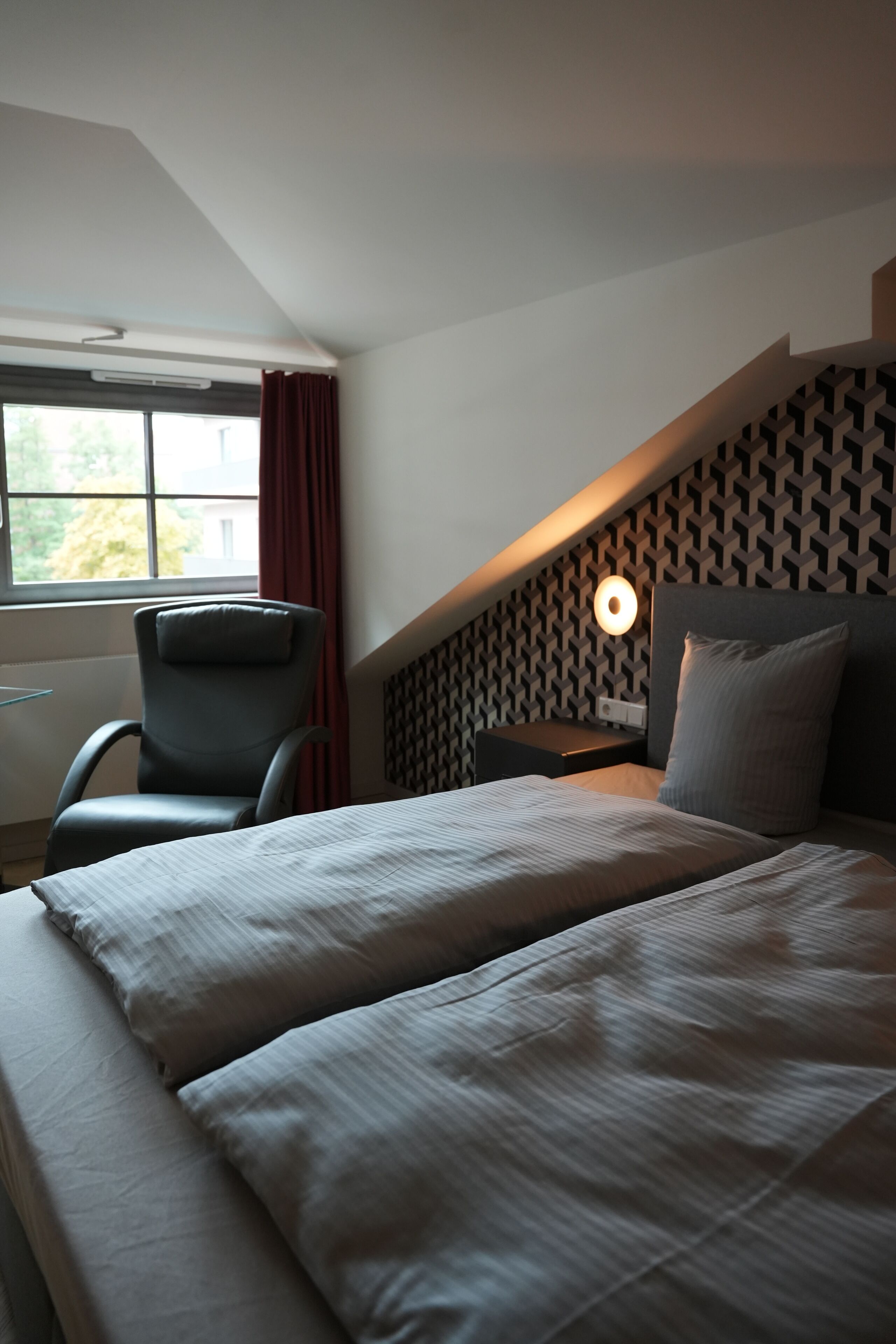 Quarto quádruplo família, vista para a cidade | Escrivaninha, Wi-Fi de cortesia, roupa de cama