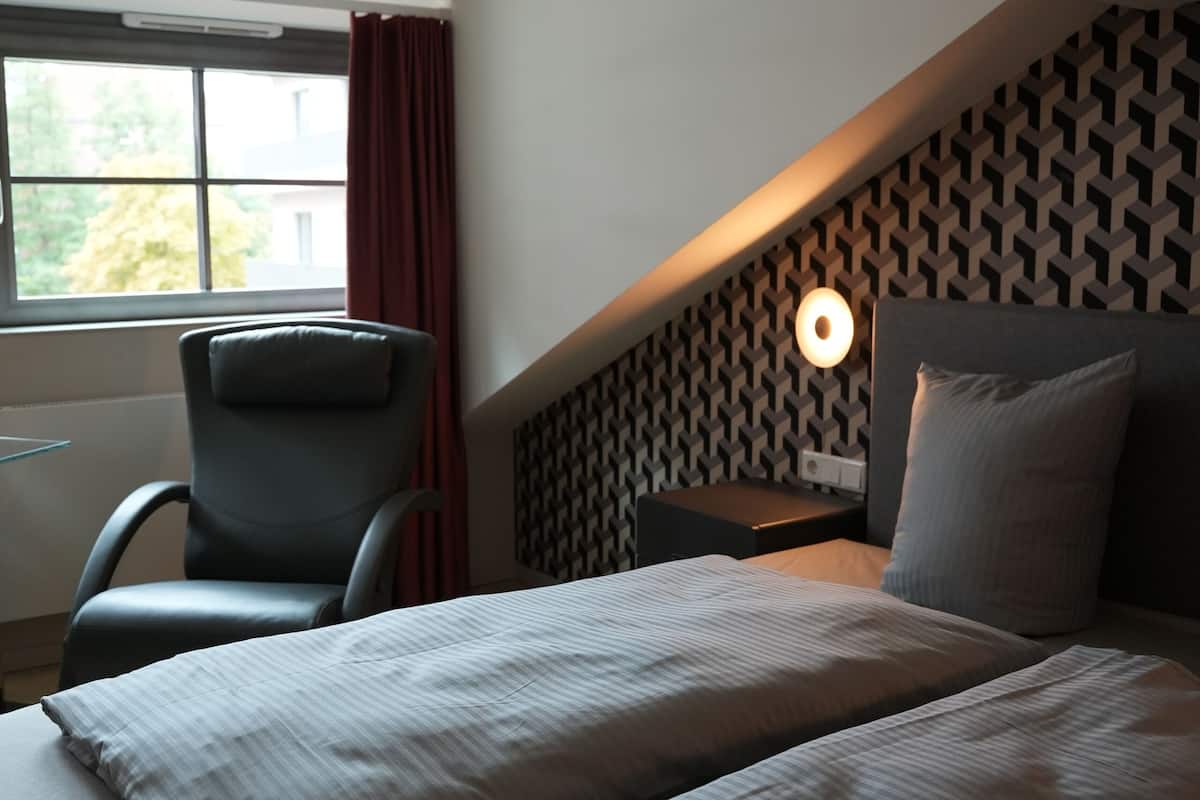 Quarto quádruplo família, vista para a cidade | Escrivaninha, Wi-Fi de cortesia, roupa de cama