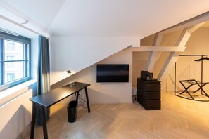 Standard Single Room, City View | Living area - qnorke Hotel (Berlin)