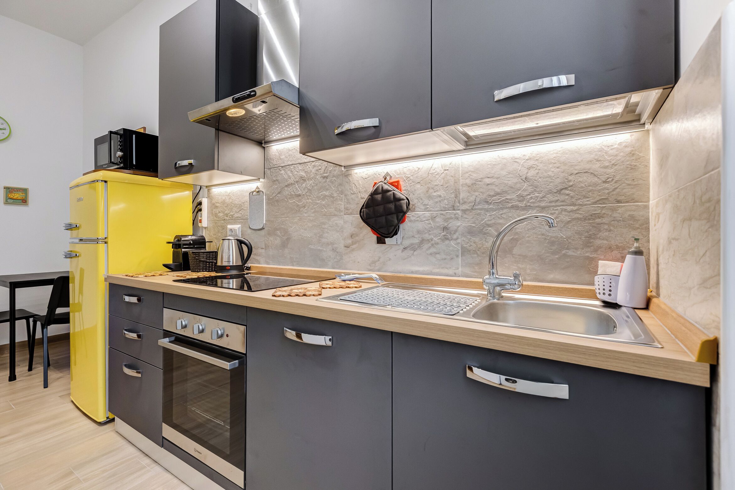 Apartamento, 1 cama Queen e sofá-cama, cozinha, vista para o pátio | Cozinha privada | Máquina de café expresso, geladeira grande, micro-ondas, fogão