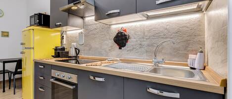 Apartamento, 1 cama Queen e sofá-cama, cozinha, vista para o pátio | Cozinha privada | Máquina de café expresso, geladeira grande, micro-ondas, fogão